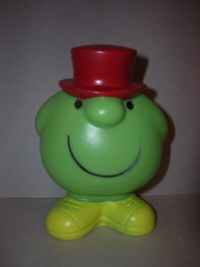 MR MEN VERDE CON CAPPELLO E MANI DIETRO LEDRA ROGER HARGREAVES  - 12CM