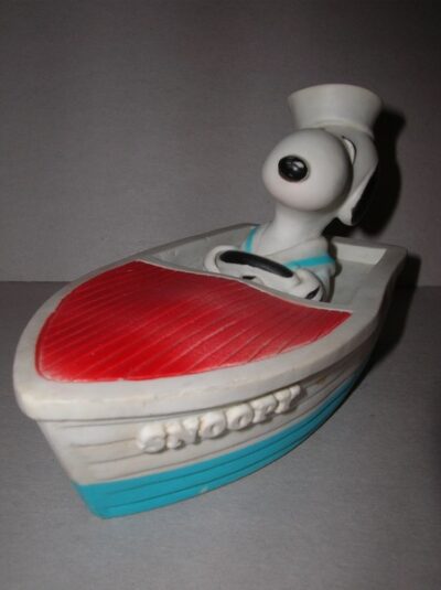 SNOOPY IN MOTOSCAFO 1958-66 UNITED FEAT.SYND.INC. MADE IN TAIWAN 9CM