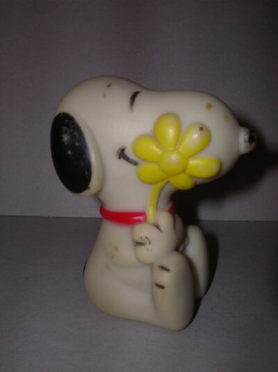 SNOOPY SEDUTO CON FIORE DANARA 1958 1966 UNITED FEAT. SYND. MADE TAIWAN 9CM